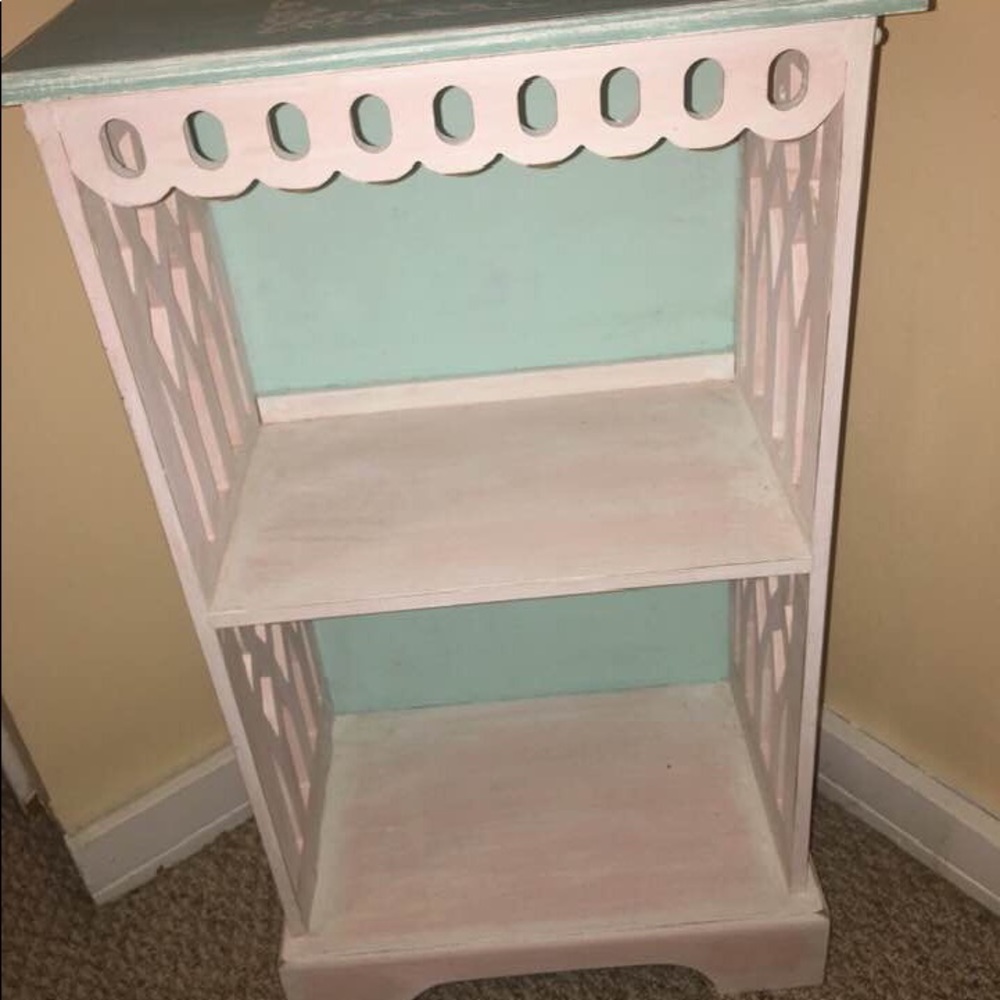 Shabby chic night stand 🌸